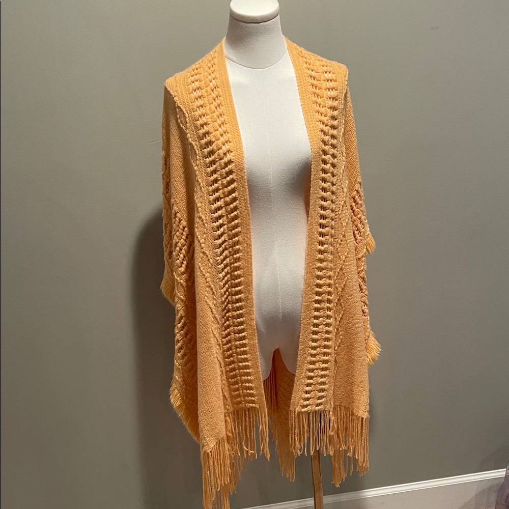 NWT knit fringed poncho OS in peach color